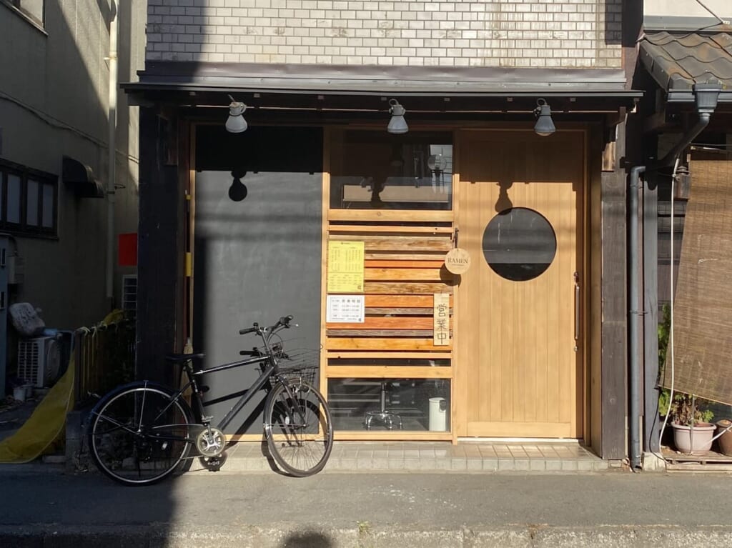 らあめん しらんけど外観