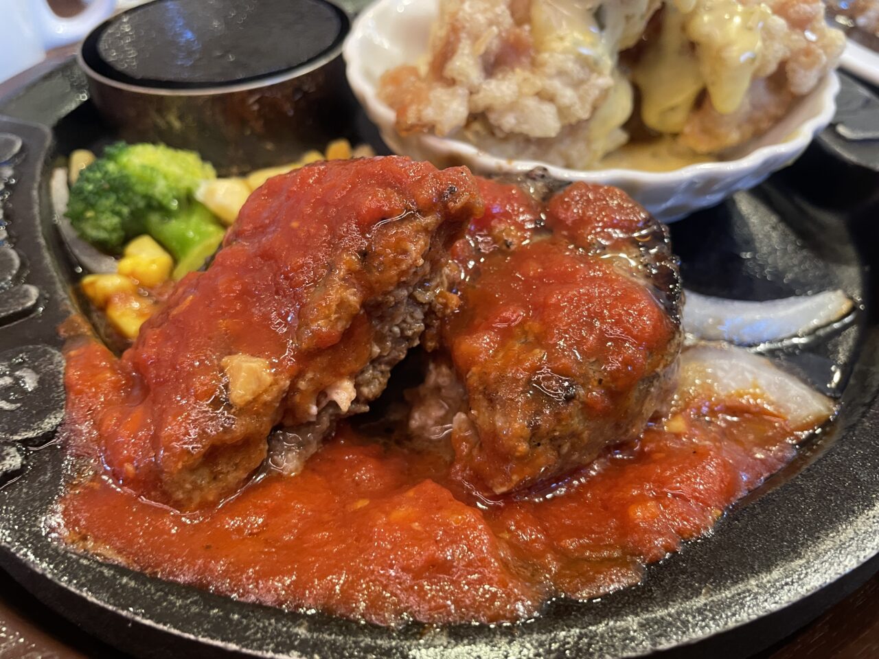 弾丸ハンバーグトマトソース