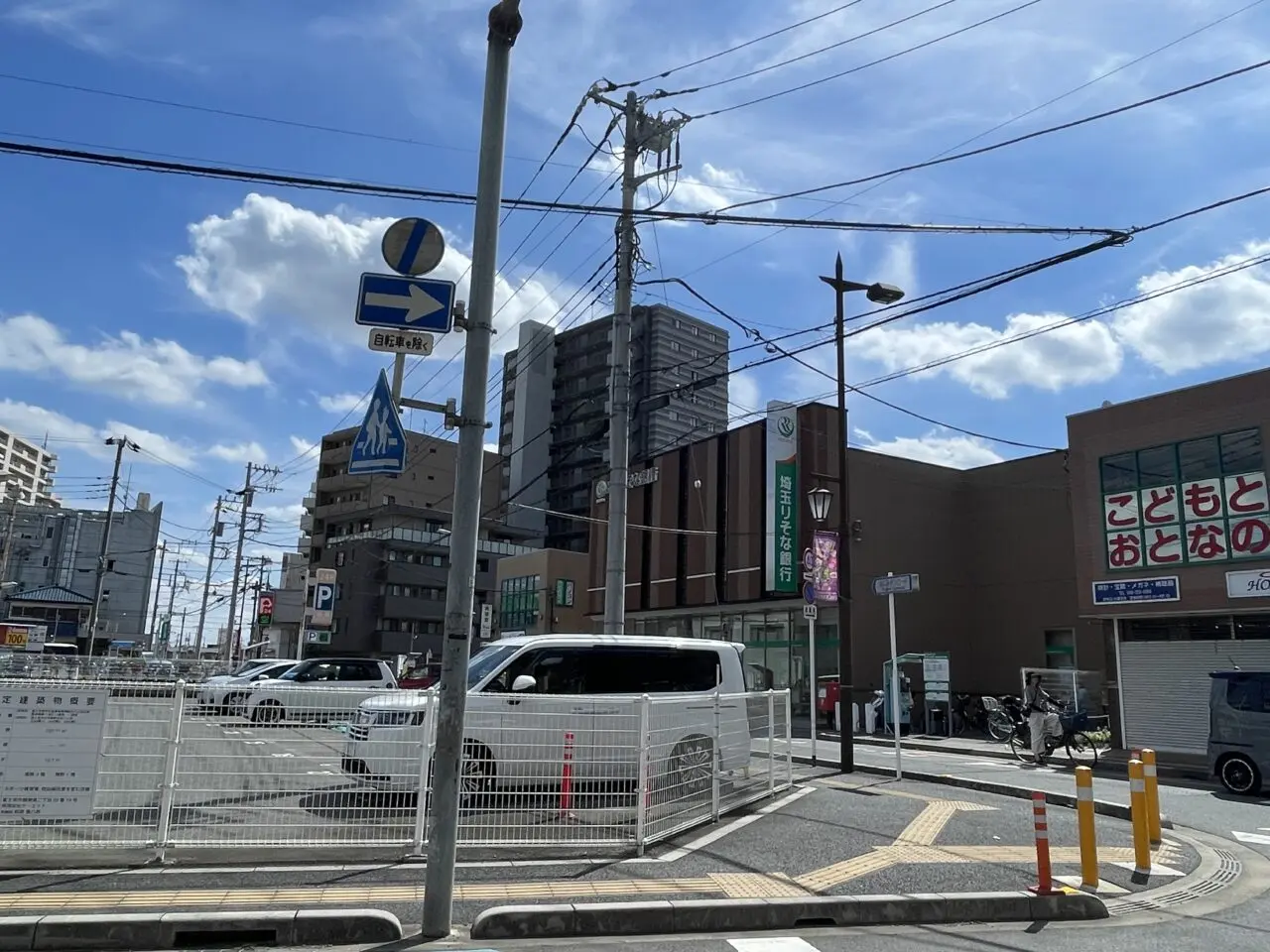 鶴馬パーキングと埼玉りそな銀行鶴瀬支店