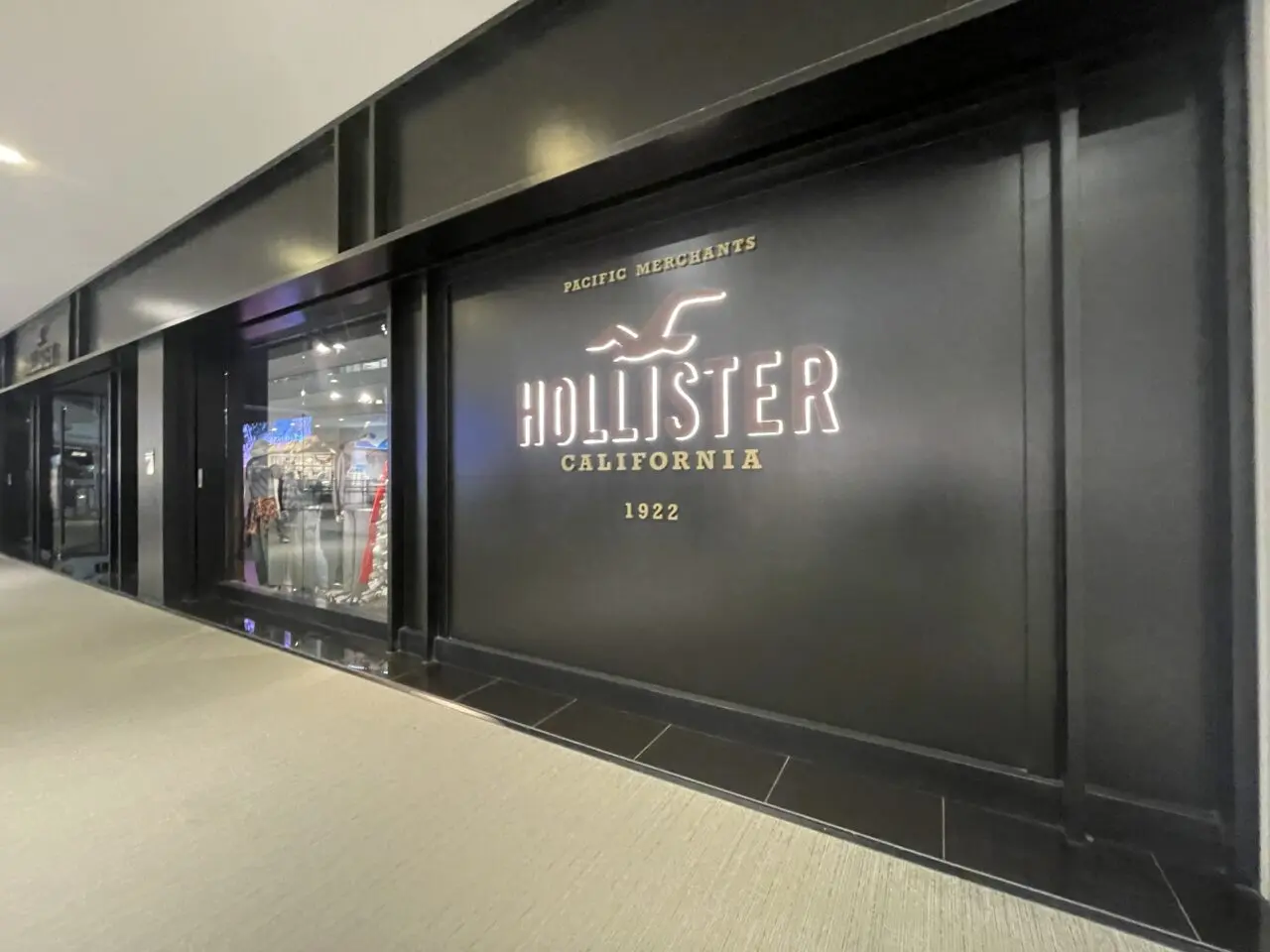HOLLISTER