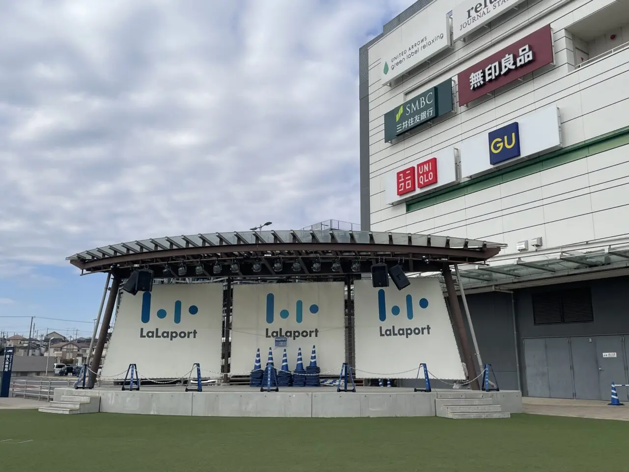 ららぽーと富士見屋外広場